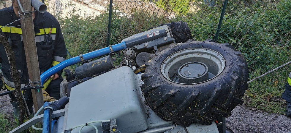 Perde il controllo del mezzo e si ribalta con il trattore: intervengono i vigili del fuoco